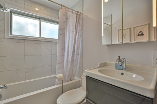 Salle de bains - 44 Rue De Bayeux, Laval (Laval-Des-Rapides), QC - Indoor Photo Showing Bathroom