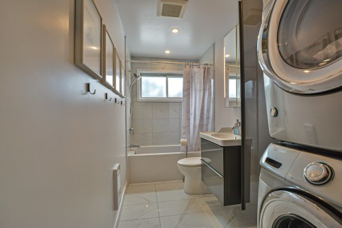 Salle de bains - 44 Rue De Bayeux, Laval (Laval-Des-Rapides), QC - Indoor Photo Showing Laundry Room