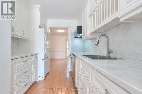 976 Raintree Lane, Mississauga, ON - Indoor Photo Showing Kitchen