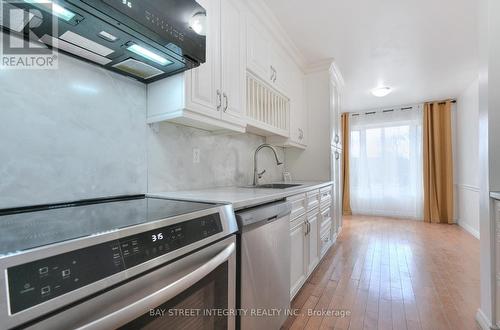 976 Raintree Lane, Mississauga, ON - Indoor Photo Showing Kitchen With Upgraded Kitchen