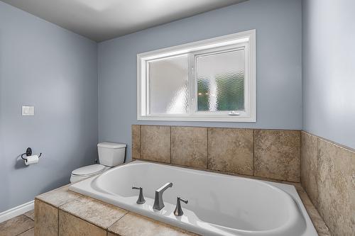 2490 Wilson Road, Cranbrook, BC - Indoor Photo Showing Bathroom