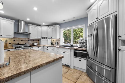 2490 Wilson Road, Cranbrook, BC - Indoor Photo Showing Kitchen With Double Sink