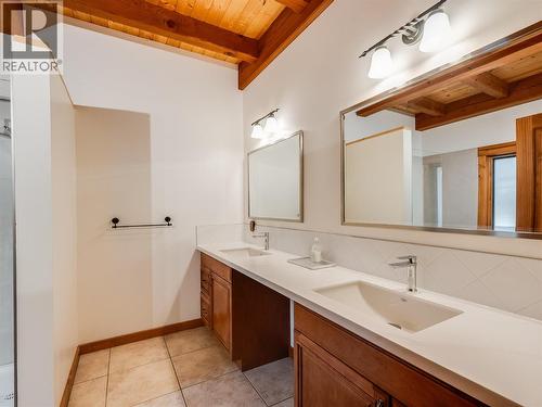3179 Heddle Road, Nelson, BC - Indoor Photo Showing Bathroom