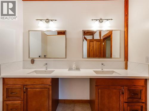 3179 Heddle Road, Nelson, BC - Indoor Photo Showing Bathroom