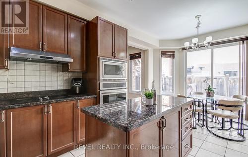 5 Treegrove Crescent, Brampton, ON - Indoor Photo Showing Kitchen With Upgraded Kitchen
