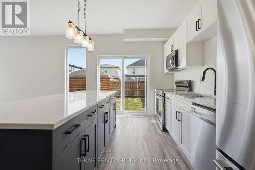 2318 Jordan Boulevard, London North (North S), ON - Indoor Photo Showing Kitchen With Upgraded Kitchen