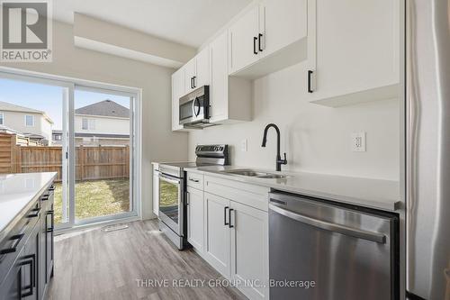 2318 Jordan Boulevard, London North (North S), ON - Indoor Photo Showing Kitchen With Upgraded Kitchen