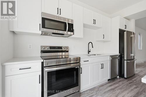 2318 Jordan Boulevard, London North (North S), ON - Indoor Photo Showing Kitchen With Upgraded Kitchen
