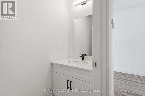2318 Jordan Boulevard, London North (North S), ON - Indoor Photo Showing Bathroom
