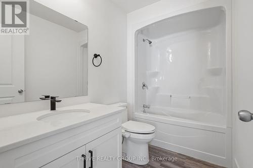2318 Jordan Boulevard, London North (North S), ON - Indoor Photo Showing Bathroom