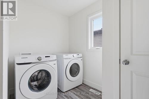 2318 Jordan Boulevard, London North (North S), ON - Indoor Photo Showing Laundry Room
