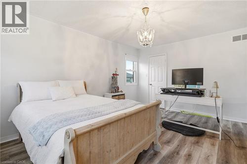 4150 Millcroft Park Drive, Burlington, ON - Indoor Photo Showing Bedroom