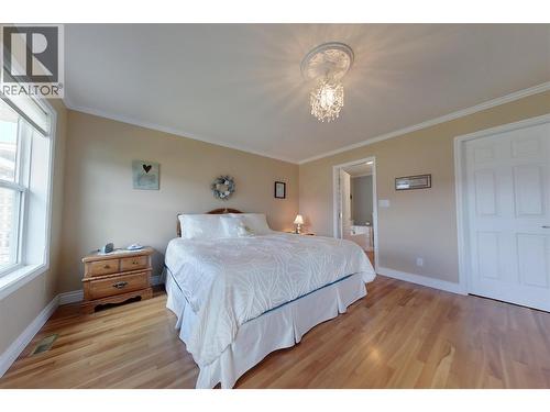 423 6Th Avenue S, Creston, BC - Indoor Photo Showing Bedroom