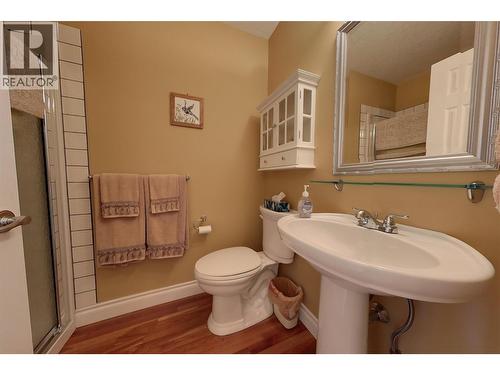 423 6Th Avenue S, Creston, BC - Indoor Photo Showing Bathroom