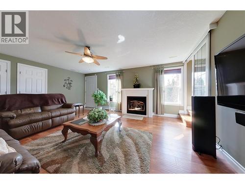 423 6Th Avenue S, Creston, BC - Indoor Photo Showing Living Room With Fireplace