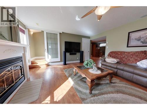 423 6Th Avenue S, Creston, BC - Indoor Photo Showing Living Room With Fireplace