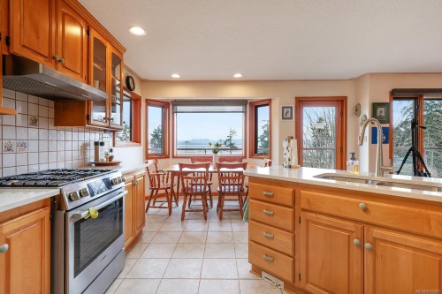 3882 Wavecrest Rd, Campbell River, BC 