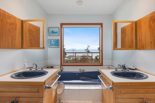 3882 Wavecrest Rd, Campbell River, BC 