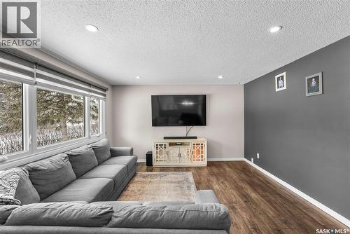 60 Empress Drive, Regina, SK - Indoor Photo Showing Living Room