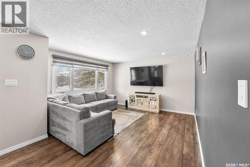 60 Empress Drive, Regina, SK - Indoor Photo Showing Living Room