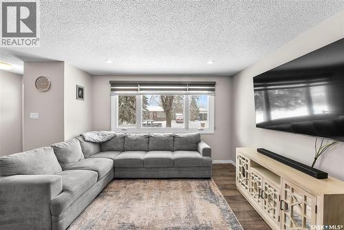 60 Empress Drive, Regina, SK - Indoor Photo Showing Living Room