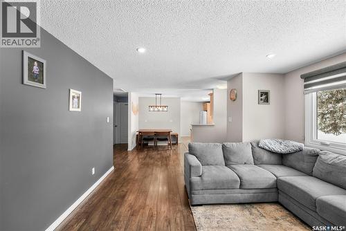 60 Empress Drive, Regina, SK - Indoor Photo Showing Living Room