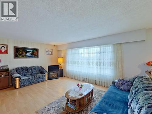 3284 Cariboo Ave, Powell River, BC - Indoor Photo Showing Living Room