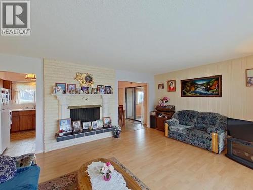 3284 Cariboo Ave, Powell River, BC - Indoor Photo Showing Living Room With Fireplace