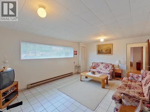 3284 Cariboo Ave, Powell River, BC - Indoor Photo Showing Living Room