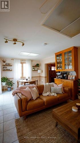 227 Cumberland Avenue, Hamilton, ON - Indoor Photo Showing Living Room