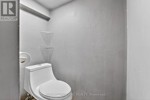 227 Cumberland Avenue, Hamilton, ON - Indoor Photo Showing Bathroom