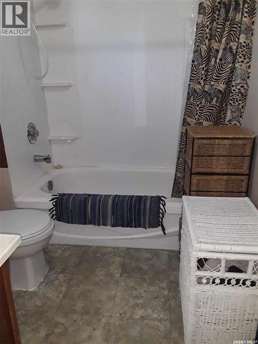 Nw1 34-24-W2, Usborne Rm No. 310, SK - Indoor Photo Showing Bathroom