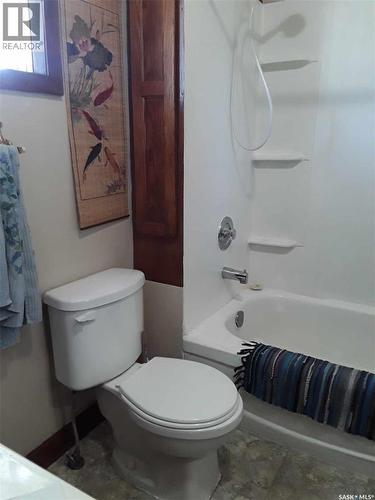 Nw1 34-24-W2, Usborne Rm No. 310, SK - Indoor Photo Showing Bathroom