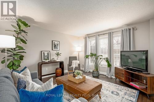 5887 Shelford Terrace, Mississauga, ON - Indoor Photo Showing Living Room
