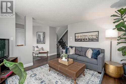 5887 Shelford Terrace, Mississauga, ON - Indoor Photo Showing Living Room
