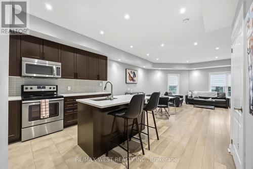 32 - 3905 Major Mackenzie Drive, Vaughan, ON - Indoor Photo Showing Kitchen With Upgraded Kitchen