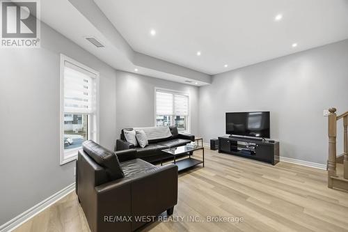32 - 3905 Major Mackenzie Drive, Vaughan, ON - Indoor Photo Showing Living Room
