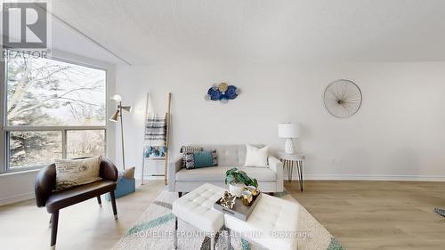 306 - 9 Chalmers Road, Richmond Hill, ON - Indoor Photo Showing Living Room