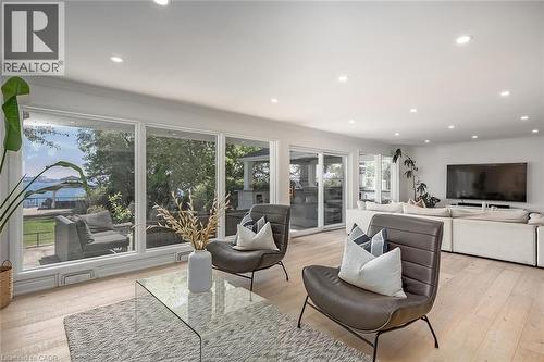 624 North Shore Boulevard E, Burlington, ON - Indoor Photo Showing Living Room