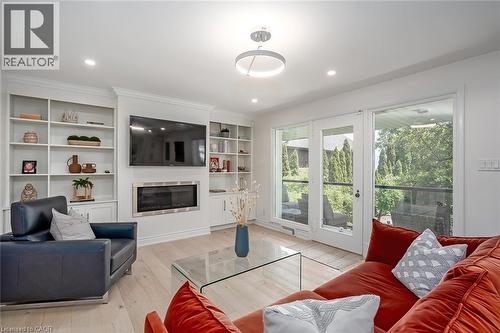 624 North Shore Boulevard E, Burlington, ON - Indoor Photo Showing Living Room With Fireplace