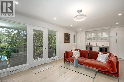 624 North Shore Boulevard E, Burlington, ON - Indoor Photo Showing Living Room