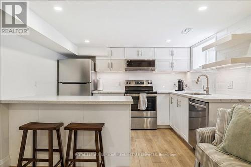 2113 New Street, Burlington, ON - Indoor Photo Showing Kitchen With Upgraded Kitchen