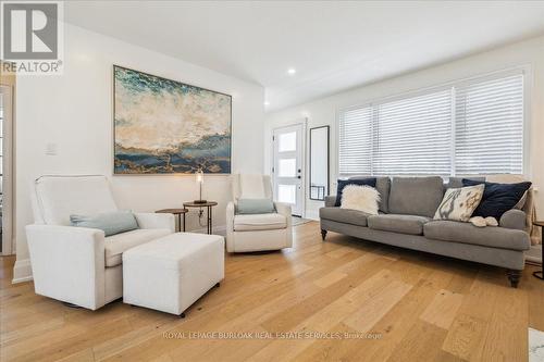 2113 New Street, Burlington, ON - Indoor Photo Showing Living Room