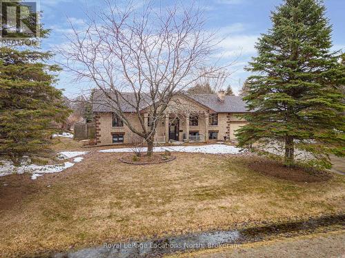 15 BLACKBURN AVENUE  Clearview (Nottawa), ON L0M 1P0