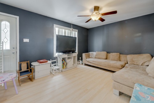 Salon - 367 Boul. Du Centenaire, Saint-Basile, QC - Indoor