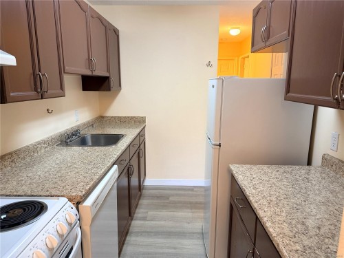 103-2425 Lewis St, Duncan, BC - Indoor Photo Showing Kitchen