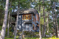 4328 Clam Bay Rd Pender Island, BC V0N 2M1