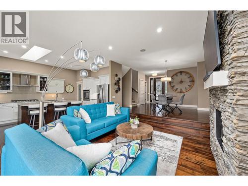 1768 Split Rail Place, Kelowna, BC - Indoor Photo Showing Living Room