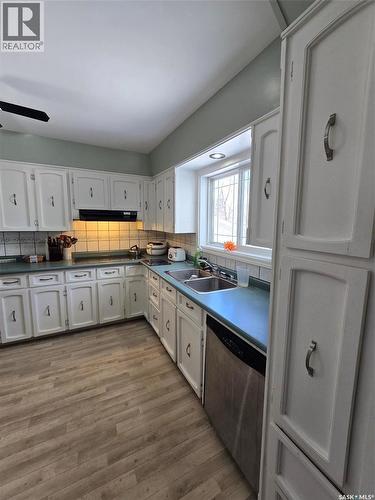 298 7Th Avenue, Broadview, SK - Indoor Photo Showing Kitchen With Double Sink