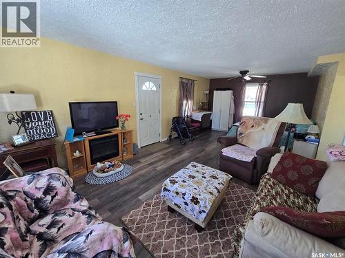 298 7Th Avenue, Broadview, SK - Indoor Photo Showing Living Room